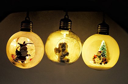 Karácsonyi lombikok LED világítással, belül figurákkal - 3 darab