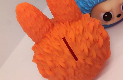 Labubu persely – többször kiüríthető, mozgó szemekkel