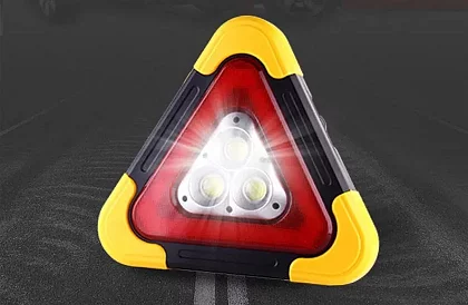 LED vészjelző háromszög lámpával, powerbankkal és napelemes töltéssel
