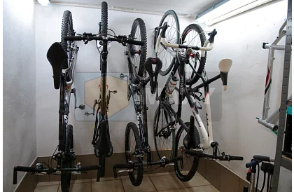 Kampó a kerékpár falra akasztásához