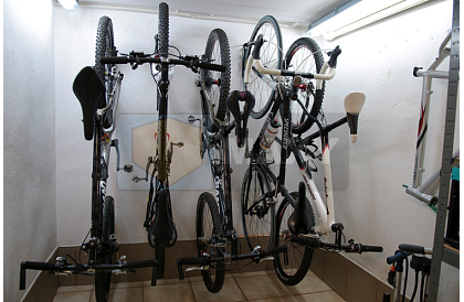 Kampó a kerékpár falra akasztásához