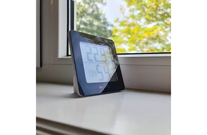 Digitális óra hőmérővel és páratartalom-mérővel