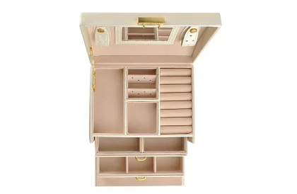 Elegáns ékszerdoboz – bézs zárakkal és szatén felülettel