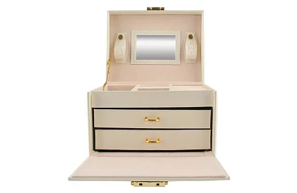 Elegáns ékszerdoboz – bézs zárakkal és szatén felülettel