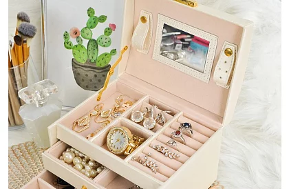 Elegáns ékszerdoboz – bézs zárakkal és szatén felülettel