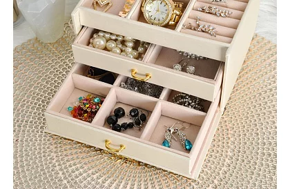 Elegáns ékszerdoboz – bézs zárakkal és szatén felülettel