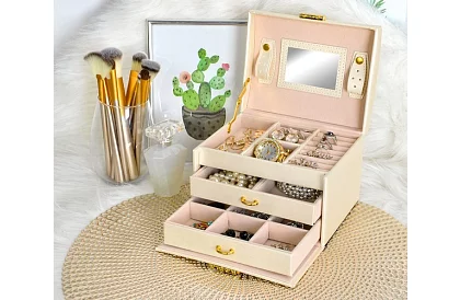 Elegáns ékszerdoboz – bézs zárakkal és szatén felülettel