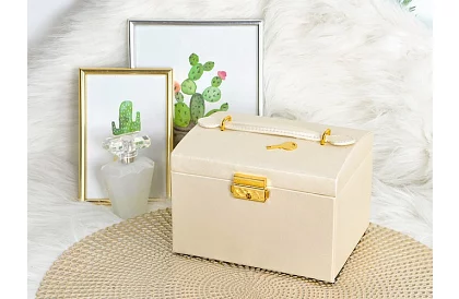 Elegáns ékszerdoboz – bézs zárakkal és szatén felülettel
