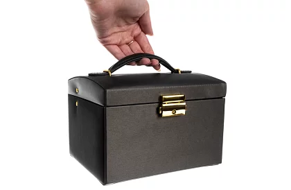 Elegáns ékszerdoboz – fekete zárakkal és szatén felülettel