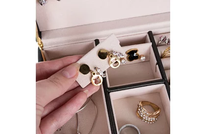 Elegáns ékszerdoboz – fekete zárakkal és szatén felülettel