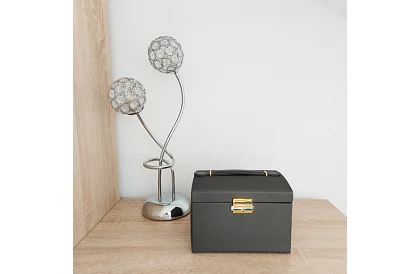 Elegáns ékszerdoboz – fekete zárakkal és szatén felülettel