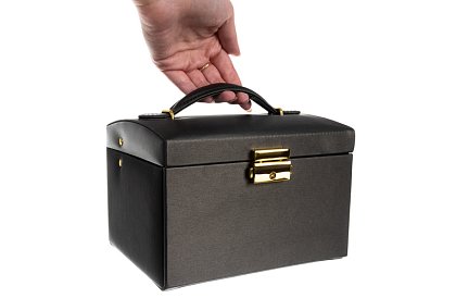 Elegáns ékszerdoboz – fekete zárakkal és szatén felülettel