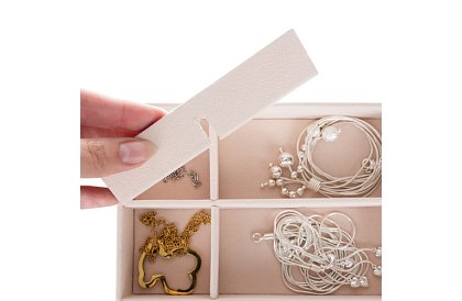 Elegáns ékszerdoboz – fekete zárakkal és szatén felülettel