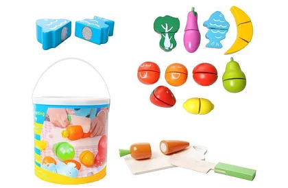 Fából készült gyümölcs és zöldség vágásra a vödörben