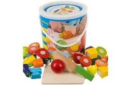 Fából készült gyümölcs és zöldség vágásra a vödörben