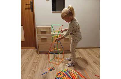 Színes 3D építőjáték szívószálakból 408 db – kreatív játék gyerekeknek