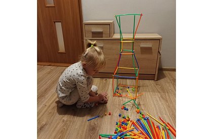 Színes 3D építőjáték szívószálakból 408 db – kreatív játék gyerekeknek