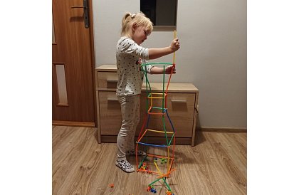 Színes 3D építőjáték szívószálakból 408 db – kreatív játék gyerekeknek