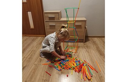 Színes 3D építőjáték szívószálakból 408 db – kreatív játék gyerekeknek