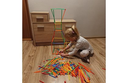 Színes 3D építőjáték szívószálakból 408 db – kreatív játék gyerekeknek