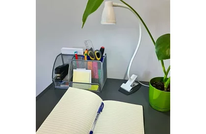 LED asztali lámpa fém klipszel - fehér