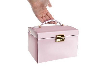 Elegáns ékszerdoboz – rózsaszín záras és szatén felülettel
