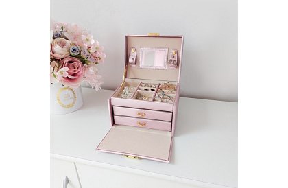 Elegáns ékszerdoboz – rózsaszín záras és szatén felülettel
