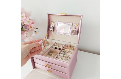 Elegáns ékszerdoboz – rózsaszín záras és szatén felülettel