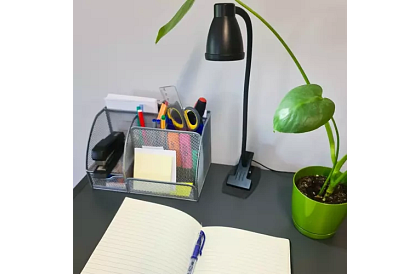 LED asztali lámpa fém klipszel – fekete
