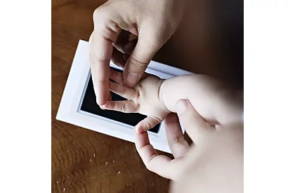 Gyermekkezek és lábak lenyomata - Nesmaring Ink