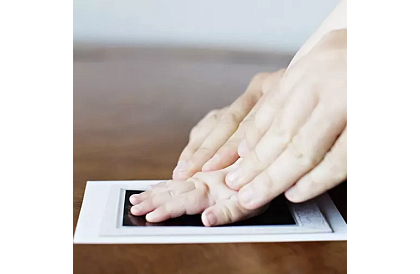 Gyermekkezek és lábak lenyomata - Nesmaring Ink