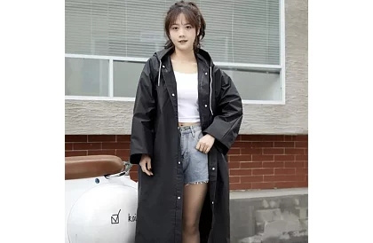 Erős fekete oversized esőkabát