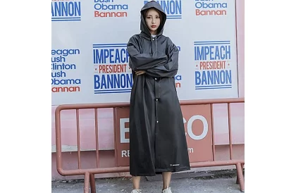 Erős fekete oversized esőkabát