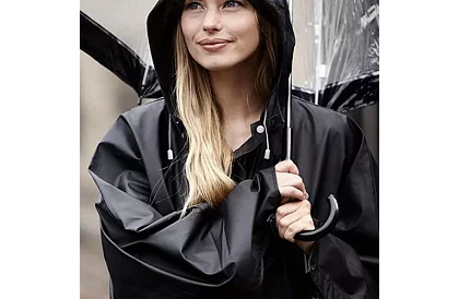 Erős fekete oversized esőkabát