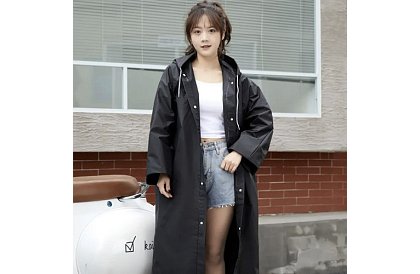 Erős fekete oversized esőkabát