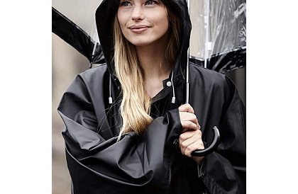 Erős fekete oversized esőkabát