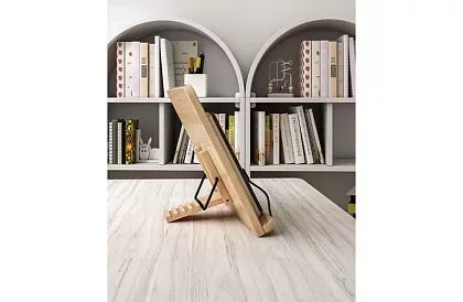 Fából állvány könyv és laptop számára