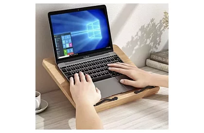 Fából állvány könyv és laptop számára