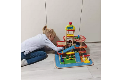 Fa parkoló – garázs a gyerekeknek