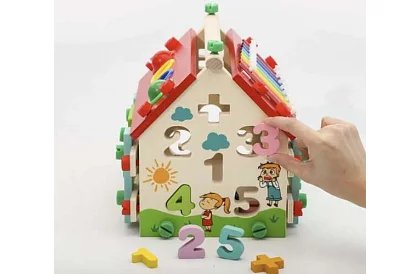 Fábólított oktatási érzékelő házikó