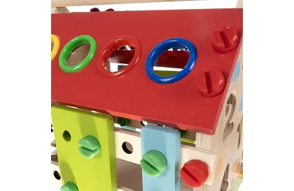 Fábólított oktatási érzékelő házikó