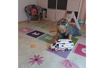 Mentőautó – mentő, hang- és fényjelzéssel