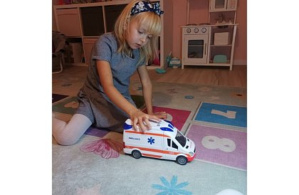 Mentőautó – mentő, hang- és fényjelzéssel