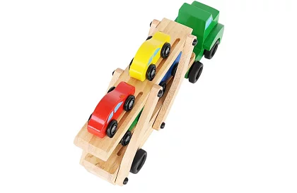 Fából autókat szállító teherautó kisautókkal