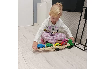 Fából autókat szállító teherautó kisautókkal