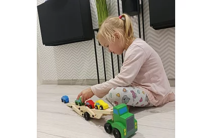 Fából autókat szállító teherautó kisautókkal