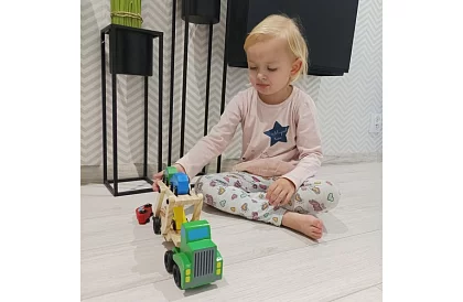 Fából autókat szállító teherautó kisautókkal