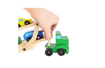 Fából autókat szállító teherautó kisautókkal