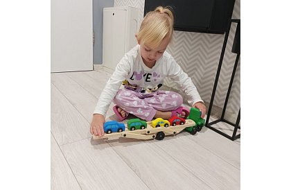 Fából autókat szállító teherautó kisautókkal