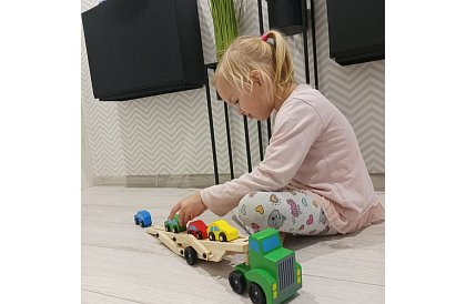 Fából autókat szállító teherautó kisautókkal